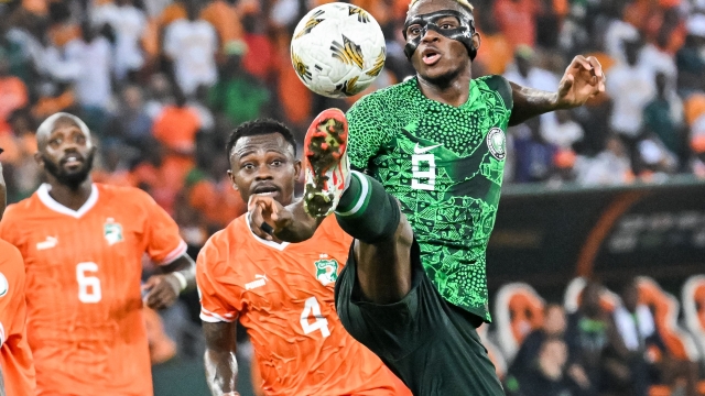 TOPSHOT - Nigeria's forward #9 Victor Osimhen (R) controls the ball during the Africa Cup of Nations (CAN) 2024 final football match between Ivory Coast and Nigeria at Alassane Ouattara Olympic Stadium in Ebimpe, Abidjan on February 11, 2024. (Photo by Sia KAMBOU / AFP)