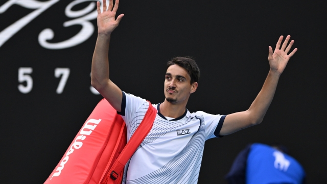 epa11086675 Lorenzo Sonego of Italy waves to the crowd as he leaves the court following his second round loss to Carlos Alcaraz of Spain on Day 5 of the 2024 Australian Open at Melbourne Park in Melbourne, Australia, 18 January 2024.  EPA/JAMES ROSS  AUSTRALIA AND NEW ZEALAND OUT