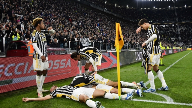 TURIN, ITALY - OCTOBER 28: Andrea Cambiaso of Juventus celebrates after scoring his team's first goal with teammates Federico Chiesa, Federico Gatti, Fabio Miretti, Kenan Yildiz and Weston McKennie during the Serie A TIM match between Juventus and Hellas Verona FC at Allianz Stadium on October 28, 2023 in Turin, Italy. (Photo by Stefano Guidi - Juventus FC/Juventus FC via Getty Images)
