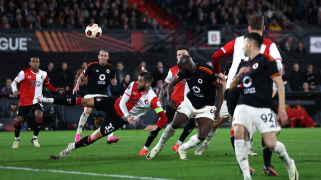 ROTTERDAM, NETHERLANDS - FEBRUARY 15: Romelu Lukaku of AS Roma scores his team's first goal during the UEFA Europa League 2023/24 round of 16 first leg match between Feyenoord and AS Roma at Feyenoord Stadium on February 15, 2024 in Rotterdam, Netherlands. (Photo by Dean Mouhtaropoulos/Getty Images)