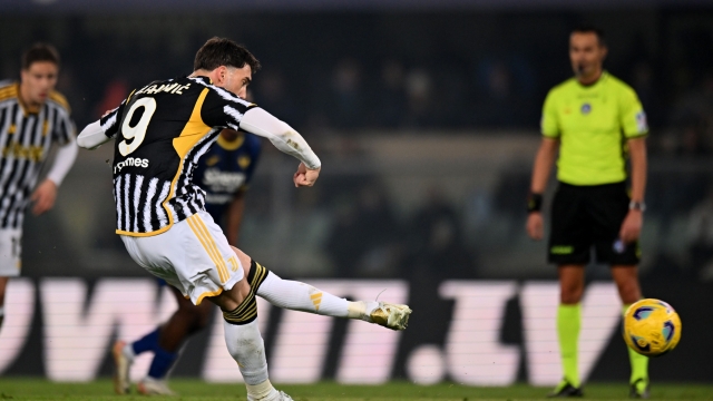 VERONA, ITALY - FEBRUARY 17: Dusan Vlahovic of Juventus  scores the 1-1 goal during the Serie A TIM match between Hellas Verona FC and Juventus - Serie A TIM  at Stadio Marcantonio Bentegodi on February 17, 2024 in Verona, Italy. (Photo by Alessandro Sabattini/Getty Images)