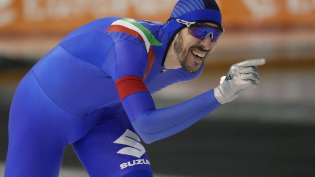 epa11165267 Davide Ghiotto of Italy competes in the Menâ??s 10000m event at the ISU World Speed Skating Single Distances Championships in Calgary, Canada, 18 February 2024.  EPA/TODD KOROL