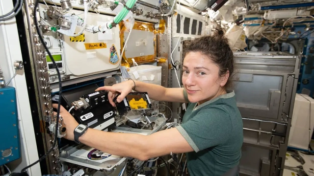 L'astronauta della NASA Jessica Meir installa il densitometro osseo per l'esperimento Rodent Research 19