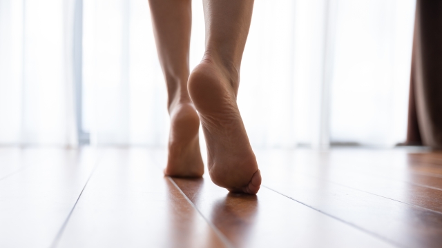Camminare a piedi nudi: benefici per la salute