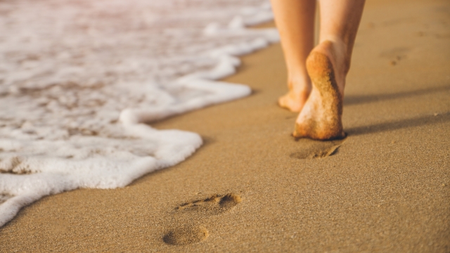 Camminare a piedi nudi: benefici per la salute
