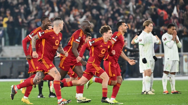 Roma's players celebrate after winning the UEFA Europa League round of 16 play-off football match between AS Roma and Feyenoord at the Olympic stadium in Rome on February 22, 2024. (Photo by Alberto PIZZOLI / AFP)
