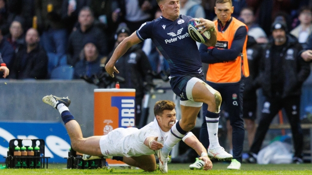 epa11178566 Duhan van der Merwe of Scotland evades tackle to score second try during the Six Nations match between Scotland and England in Edinburgh, Britain, 24 February 2024.  EPA/ROBERT PERRY
