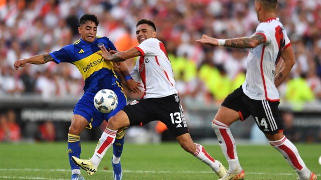 BUENOS AIRES, ARGENTINA - FEBRUARY 25: Luca Langoni of Boca Juniors and Enzo Diaz of River Plate battle for the ball during a Copa de la Liga Profesional 2024 derby match between River Plate and Boca Juniors  at Estadio Más Monumental Antonio Vespucio Liberti on February 25, 2024 in Buenos Aires, Argentina. (Photo by Marcelo Endelli/Getty Images)