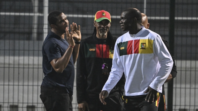 Cameroon's Football Federation president Samuel Eto'o (L), Cameroon's head coach Rigobert Song (C) and Cameroon's forward Vincent Aboubakar speak together during a training session on January 26, 2024 in Bingerville on the eve of the 2024 Africa Cup of Nations Football match between Cameroon and Nigeria. (Photo by Issouf SANOGO / AFP)