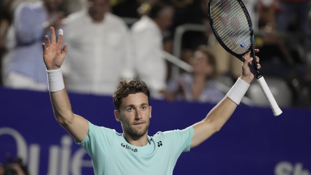 Casper Ruud, of Norway, celebrates after defeating Holger Rune, of Denmark, during a semifinal at the Mexican Open tennis tournament in Acapulco, Mexico, Friday, March 1, 2024. (AP Photo/Eduardo Verdugo)