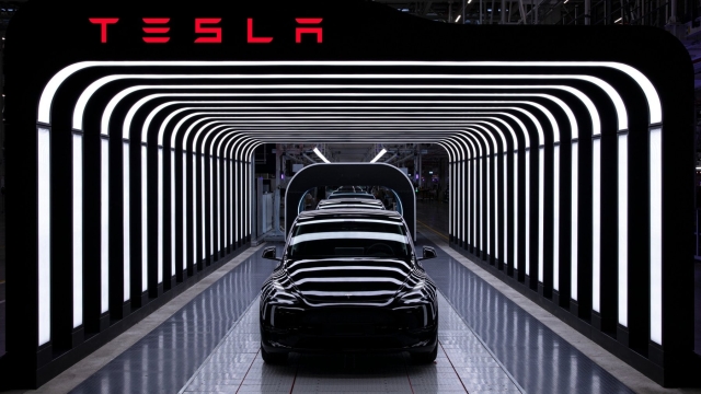 Tra le aziende leader in questo campo, troviamo Tesla, che ha già diverse Gigafactory sparse in tutto il mondo