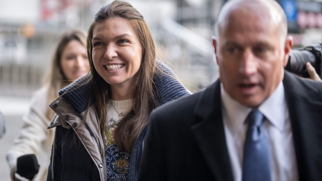Former world number one tennis player Romania's Simona Halep (C) and her lawyer Howard Jacobs (R) arrive at the Court of Arbitration for Sport in Lausanne on February 7, 2024, for her appeal against a four-year doping ban. The two-time Grand Slam singles champion tested positive for roxadustat after the US Open in 2022 and was charged with a separate second anti-doping breach last year relating to irregularities in her athlete biological passport. (Photo by Fabrice COFFRINI / AFP)