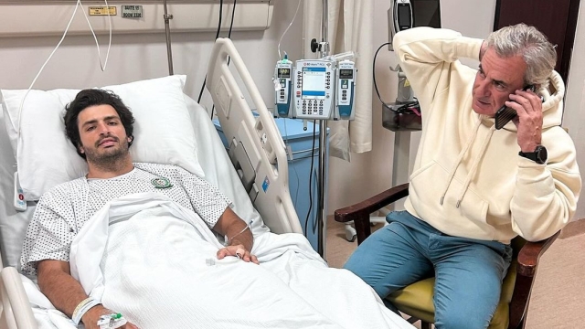 Carlos Sainz con il padre in ospedale dopo l'operazione di appendicite