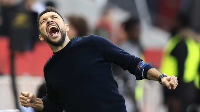 Nice's Italian head coach Francesco Farioli celebrates after winning the French L1 football match between OGC Nice and Toulouse FC at the Allianz Riviera Stadium in Nice, south-eastern France, on November 26, 2023. (Photo by Valery HACHE / AFP)