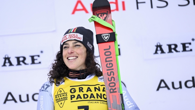 epa11208869 Winner Italy's Federica Brignone poses on the podium after the Women's Giant Slalom race at the FIS Alpine Skiing World Cup in Are, Sweden, 09 March 2024.  EPA/Pontus Lundahl  SWEDEN OUT