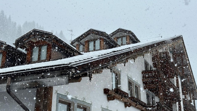 La copiosa nevicata che ha colpito Falcade, sulle Dolomiti bellunesi, 10 marzo 2024. ANSA/DIEGO COSTA