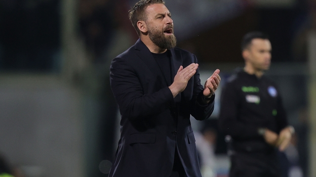 FLORENCE, ITALY - MARCH 10: Daniele De Rossi manager of AS Roma gestures during the Serie A TIM match between ACF Fiorentina and AS Roma - Serie A TIM  at Stadio Artemio Franchi on March 10, 2024 in Florence, Italy.(Photo by Gabriele Maltinti/Getty Images)