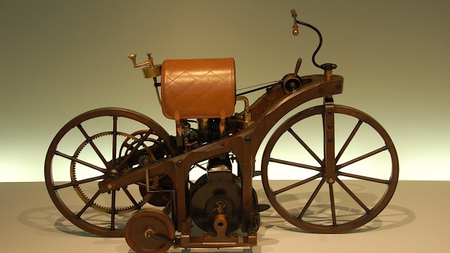 La prima bici con motore a scoppio creata da Gottlieb Daimler e Wilhelm Maybach