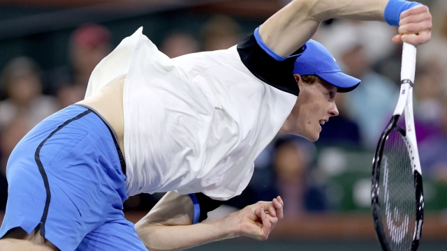 INDIAN WELLS, CALIFORNIA - MARCH 12: Jannik Sinner of Italy serves to Ben Shelton of the United States during the BNP Paribas Open at Indian Wells Tennis Garden on March 12, 2024 in Indian Wells, California.   Matthew Stockman/Getty Images/AFP (Photo by MATTHEW STOCKMAN / GETTY IMAGES NORTH AMERICA / Getty Images via AFP)