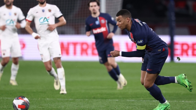 Paris Saint-Germain's French forward #07 Kylian Mbappe (R) runs with the ball during the French Cup (Coupe de France) quarter-final football match between Paris Saint-Germain (PSG) and OGC Nice at the Parc des Princes stadium, in Paris, on March 13, 2024. (Photo by FRANCK FIFE / AFP)