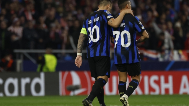 epa11219259 Inter's Lautaro Martinez (L) comforts teammate Alexis Sanchez during the penalty shootout of the UEFA Champions League round of 16 second leg soccer match between Atletico de Madrid and FC Inter, in Madrid, Spain, 13 March 2024.  EPA/JUANJO MARTIN