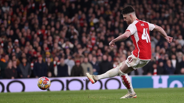 LONDON, ENGLAND - MARCH 12: Declan Rice of Arsenal scores in the penalty shoot out during the UEFA Champions League 2023/24 round of 16 second leg match between Arsenal FC and FC Porto at Emirates Stadium on March 12, 2024 in London, England. (Photo by Julian Finney/Getty Images)