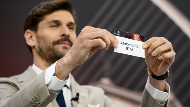epa11222155 Former Spain player Fernando Llorente shows the ticket of Atalanta Bergamo during the draw for the UEFA Europa League quarter-finals at the UEFA headquarters in Nyon, Switzerland, 15 March 2024.  EPA/JEAN-CHRISTOPHE BOTT