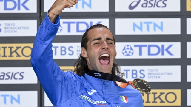 epa10815952 Gold medalist Gianmarco Tamberi of Italy poses for photos during the medal ceremony for the Men's High Jump competition of the World Athletics Championships, in Budapest, Hungary, 23 August 2023.  EPA/Tibor Illyes HUNGARY OUT