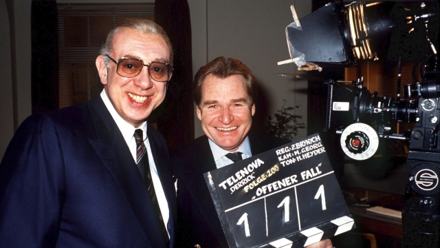 epa01578555 (FILE) - The file picture dated 12 December 1990 shows German actor Horst Tappert (L) with actor Fritz Wepper in Germany. Tappert died on 13 December 2008 at the age of 85 in a hospital in Munich, as his wife Ursula told German magazine 'Bunte' on 15 December 2008. Tappert became famous as the leading actor of the crime series 'Derrick' of German TV broadcaster 'ZDF'.  EPA/ISTVAN BAJZAT