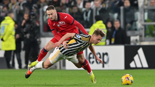 TURIN, ITALY - MARCH 10: Hans Nicolussi Caviglia of Juventus fights for the ball with Teun Koopmeiners of Atalanta BC during the Serie A TIM match between Juventus and Atalanta BC - Serie A TIM  at Allianz Stadium on March 10, 2024 in Turin, Italy. (Photo by Chris Ricco - Juventus FC/Juventus FC via Getty Images)