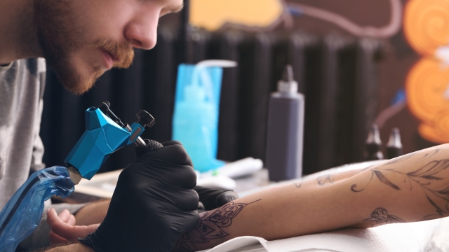 Epatite A, B ed E: casi in aumento anche per colpa di manicure, piercing e tatuaggi