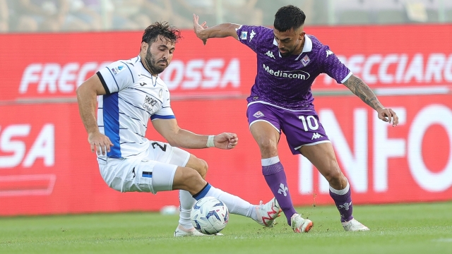 FLORENCE, ITALY - SEPTEMBER 17: Nicolás Iván González of ACF Fiorentina in action against Sead Kolasinac of Atalanta BC during the Serie A TIM match between ACF Fiorentina and Atalanta BC at Stadio Artemio Franchi on September 17, 2023 in Florence, Italy. (Photo by Gabriele Maltinti/Getty Images)