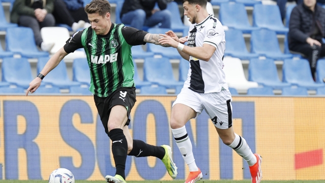 Sassuolo's  Andrea Pinamonti   (L) and Udineses    Lazar Samardzic (R) in action during the Italian Serie A soccer match US Sassuolo vs Udinese Calcio at Mapei Stadium in Reggio Emilia, Italy, 1 April 2024. ANSA / SERENA CAMPANINI