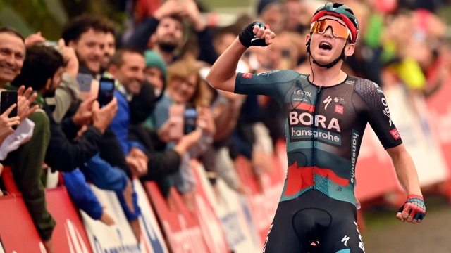 Stage winner Team Bora's German rider Lennard Kamna celebrates as he crosses the finish line of the stage 9 of the 2023 La Vuelta cycling tour of Spain, a 184,5 km hilly race from Cartagena to Collado de la Cruz de Caravaca, on September 3, 2023. (Photo by JOSE JORDAN / AFP)