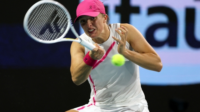MIAMI GARDENS, FLORIDA - MARCH 25: Iga Swiatek of Poland Ekaterina Alexandrova during her women's singles match during the Miami Open at Hard Rock Stadium on March 25, 2024 in Miami Gardens, Florida.   Megan Briggs/Getty Images/AFP (Photo by Megan Briggs / GETTY IMAGES NORTH AMERICA / Getty Images via AFP)