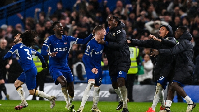 Chelsea's English midfielder #20 Cole Palmer (C) celebrates with teammates after scoring the fourth and winning goal of his team during the English Premier League football match between Chelsea and Manchester United at Stamford Bridge in London on April 4, 2024. (Photo by Glyn KIRK / AFP) / RESTRICTED TO EDITORIAL USE. No use with unauthorized audio, video, data, fixture lists, club/league logos or 'live' services. Online in-match use limited to 120 images. An additional 40 images may be used in extra time. No video emulation. Social media in-match use limited to 120 images. An additional 40 images may be used in extra time. No use in betting publications, games or single club/league/player publications. /