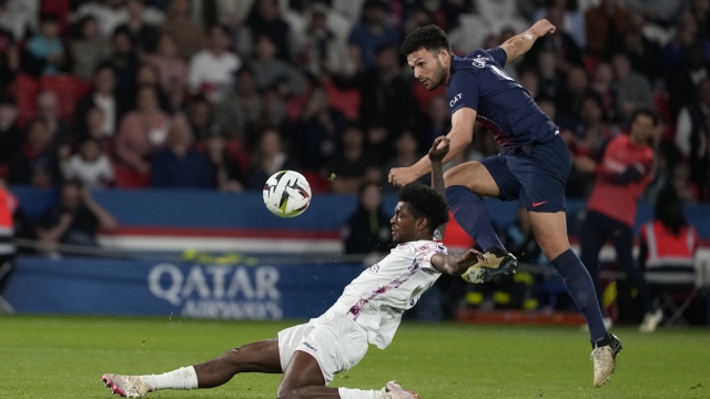 Clermont's Andy Pelmard, center, blocks a shot by PSG's Goncalo Ramos during the French League One soccer match between Paris Saint-Germain and Clermont at the Parc des Princes stadium in Paris, Saturday, April 6, 2024. (AP Photo/Lewis Joly)