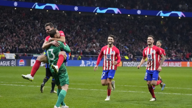 Atletico Madrid players celebrate winning the Champions League, round of 16, second leg soccer match against Inter Milan at the Metropolitano stadium in Madrid, Spain, Wednesday, March 13, 2024. Atletico Madrid won 3-2 in a penalty shootout. (AP Photo/Manu Fernandez)