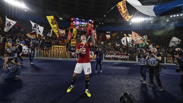 RomaÃ?s Gianluca Mancini celebrates the victory during the Serie A soccer match between AS Roma and SS Lazio at the Olimpico stadium in Rome, Italy, 6 April 2024. ANSA/RICCARDO ANTIMIANI