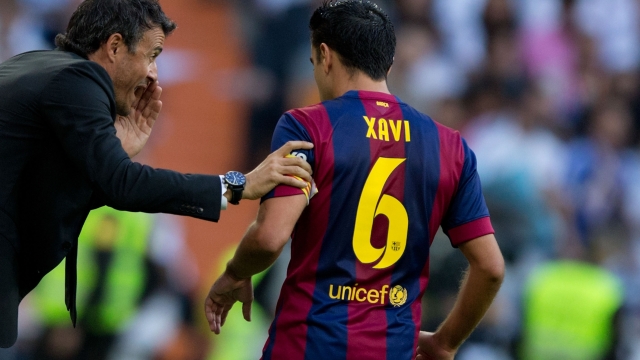 MADRID, SPAIN - OCTOBER 25: Head coach Luis Enrique Martinez (L) of FC Barcelona gives instructions to his player Xavi Hernandez (R) during the La Liga match between Real Madrid CF and FC Barcelona at Estadio Santiago Bernabeu on October 25, 2014 in Madrid, Spain.  (Photo by Gonzalo Arroyo Moreno/Getty Images)