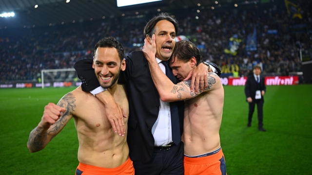 UDINE, ITALY - APRIL 08:  Head coach of FC Internazionale Simone Inzaghi celebrates  with Hakan Calhanoglu and Niccolo Barella the win at the end of the Serie A TIM match between Udinese Calcio and FC Internazionale - Serie A TIM  at Dacia Arena on April 08, 2024 in Udine, Italy. (Photo by Mattia Ozbot - Inter/Inter via Getty Images)