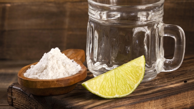 Lime slice, baking soda and water - Healthy preparation