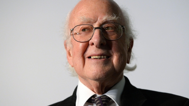 epa03946306 Nobel laureate Peter Higgs during the opening of the Large Hadron Collider exhibition at Science Museum in London, 12 November 2013. The exhibit opens to the public 13 November.  EPA/ANDY RAIN