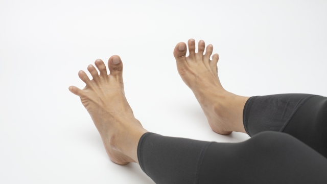 Spread toes. Foot exercises for flexibility and mobility