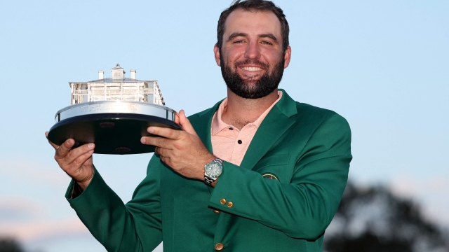AUGUSTA, GEORGIA - APRIL 14: Scottie Scheffler of the United States poses with the Masters trophy after winning the 2024 Masters Tournament at Augusta National Golf Club on April 14, 2024 in Augusta, Georgia.   Warren Little/Getty Images/AFP (Photo by Warren Little / GETTY IMAGES NORTH AMERICA / Getty Images via AFP)