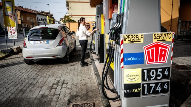 Automobilisti fanno il pieno ad un distributore di benzina, Torino, 08 aprile 2024. ANSA/TINO ROMANO