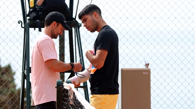 Tennis, Rolex Monte Carlo Masters, Carlos Alcaraz durante il training odierno al quale viene fasciato il braccio, 7 Aprile, 2024. Foto Felice Calabro’