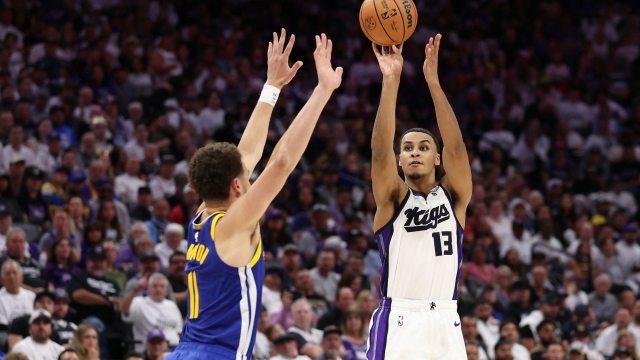 SACRAMENTO, CALIFORNIA - APRIL 16: Keegan Murray #13 of the Sacramento Kings shoots over Klay Thompson #11 of the Golden State Warriors in the second half during the Play-In Tournament at Golden 1 Center on April 16, 2024 in Sacramento, California. NOTE TO USER: User expressly acknowledges and agrees that, by downloading and or using this photograph, User is consenting to the terms and conditions of the Getty Images License Agreement.   Ezra Shaw/Getty Images/AFP (Photo by EZRA SHAW / GETTY IMAGES NORTH AMERICA / Getty Images via AFP)