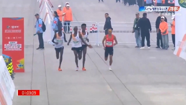 L'arrivo finale della mezza maratona di Pechino del 14 aprile 2024 in un frame del video diventato virale sui social media mandarini, tratto dal profilo X dell'utente Byron Wan. Una sequenza che gli organizzatori della competizione definiscono "imbarazzante", nella quale tre corridori africani  - i keniani Robert Keter e Willy Mnangat e l'etiope Dejene Hailu - sembrano rallentare il passo a ridosso del traguardo per consentire la vittoria della star cinese He Jie, 15 aprile 2024. +++ATTENZIONE LA FOTO NON PUO' ESSERE PUBBLICATA O RIPRODOTTA SENZA L'AUTORIZZAZIONE DELLA FONTE DI ORIGINE CUI SI RINVIA+++ NPK