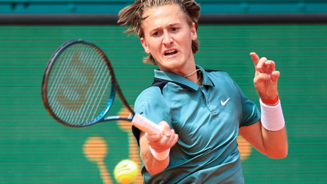 US Sebastian Korda plays a forehand return to Italy's Jannik Sinner during their Monte Carlo ATP Masters Series Tournament round of 32 tennis match on the Rainier III court at the Monte Carlo Country Club on April 10, 2024. (Photo by Valery HACHE / AFP)